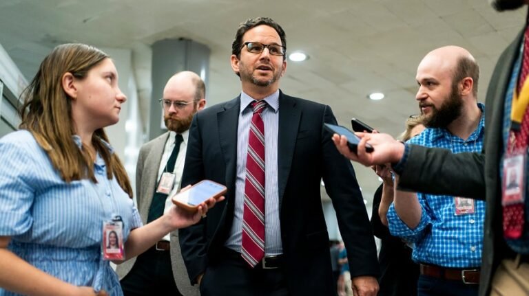Senate Democrats introduce bill to roll back press restrictions at Pentagon 