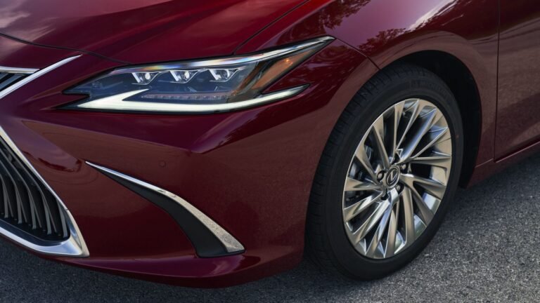 The Lexus ES Sedan Is Beating Industry Resale Records, And Putting German Luxury Cars To Shame