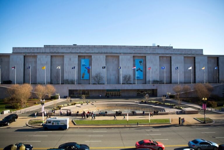 Trump wants Smithsonian to build George Washington statue, exhibit