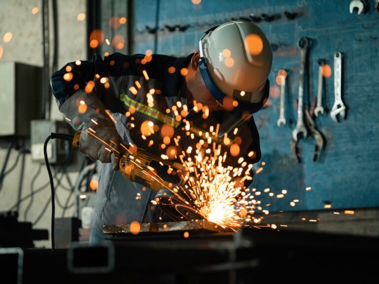 More Americans think of themselves as working class, even as they make more money