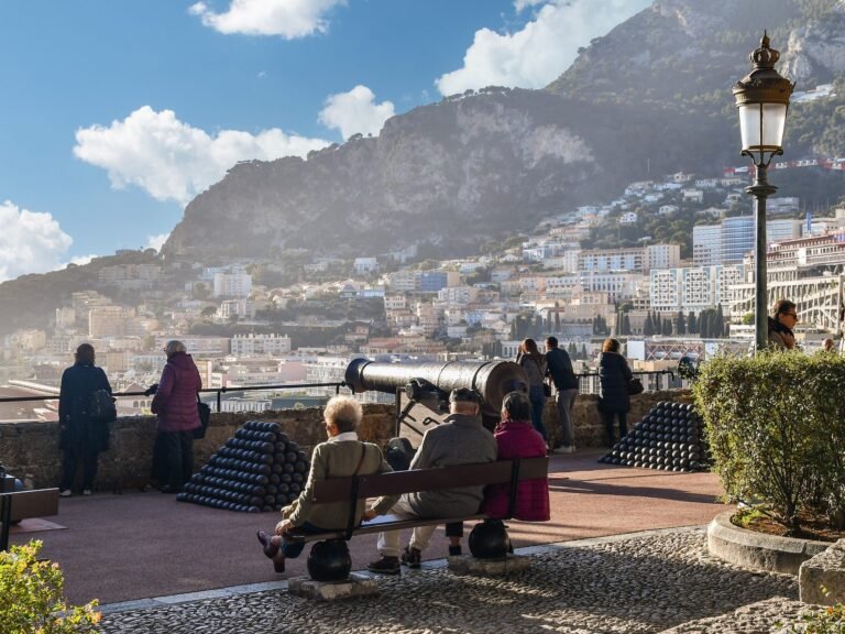 The 15 countries with the highest life expectancies — and the 15 with the lowest