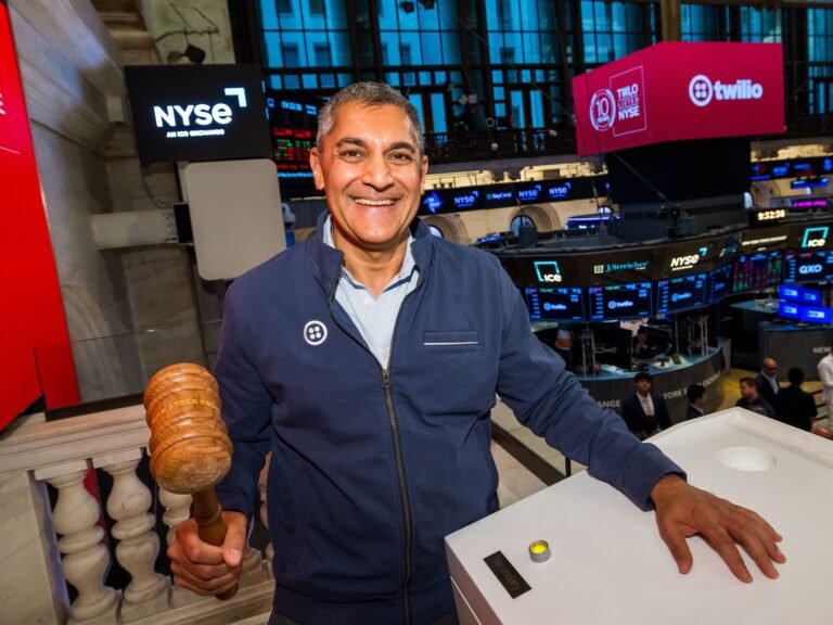 The CEO who leads one handwritten note at a time