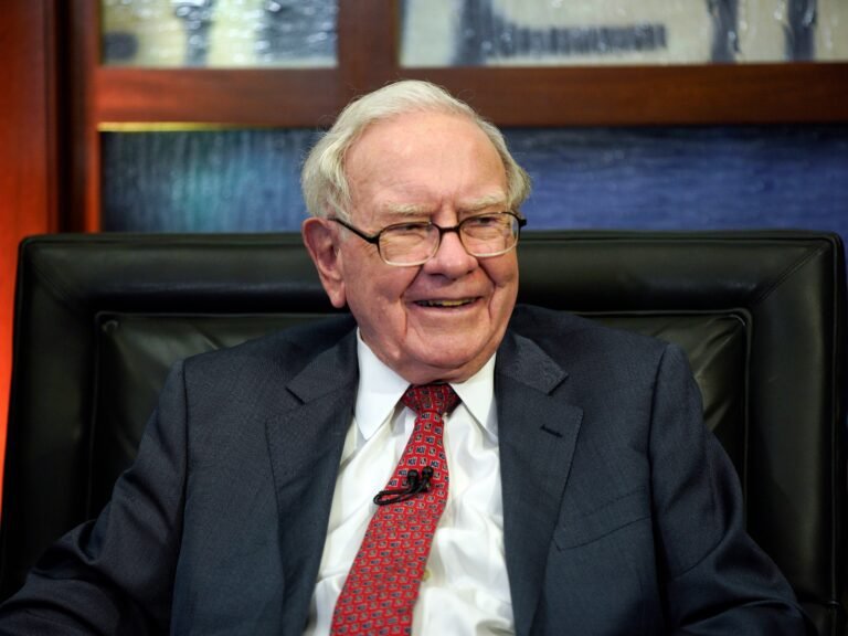 Warren Buffett has stepped down as Berkshire chairman. Here are 5 leadership lessons he leaves behind.