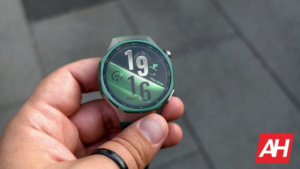 Global Smartwatch Shipments Slip 4% While Huawei and Apple Gain Ground
