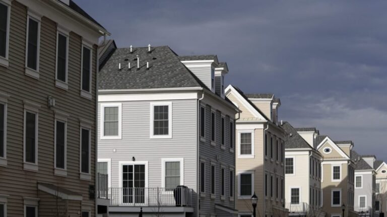 Benchmark mortgage rate tops 7 percent