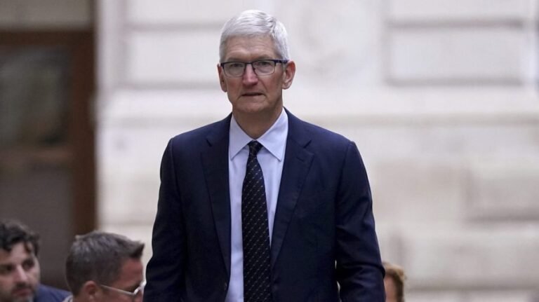 Tim Cook hands over reins of Apple, keeps political clout