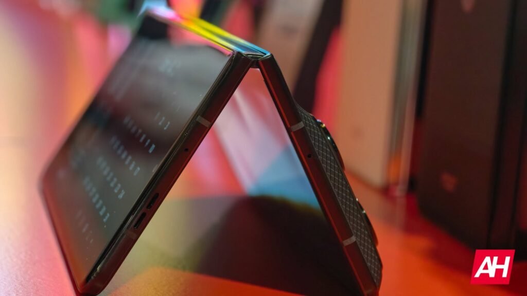 Motorola Razr Fold, Razr 2026, Razr+ 2026 & Moto Watch Ultra Are Now Available at Verizon