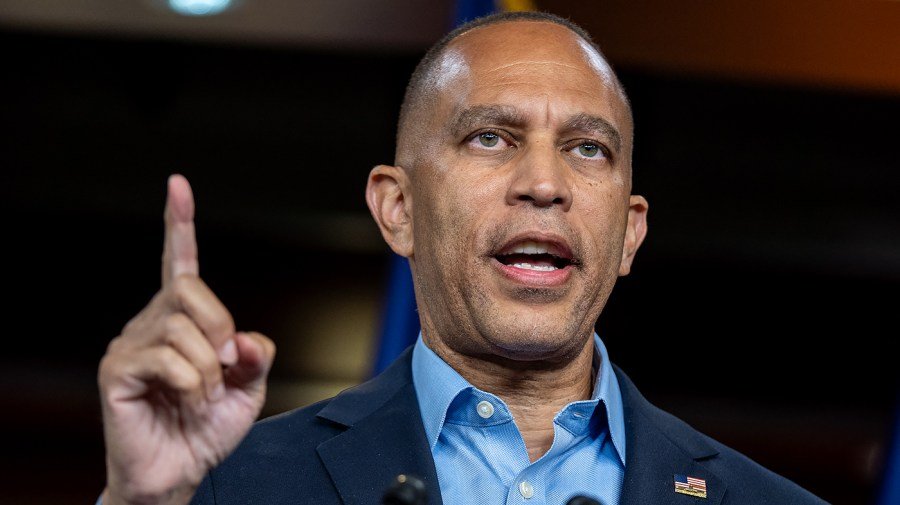 Jeffries says Congress should 'act urgently' on AI safeguards