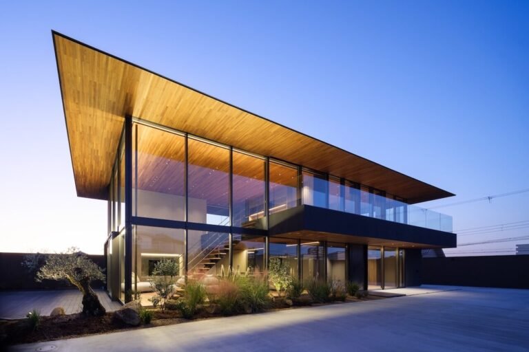 A Deep Roofline Shapes This Hillside Home in Osaka
