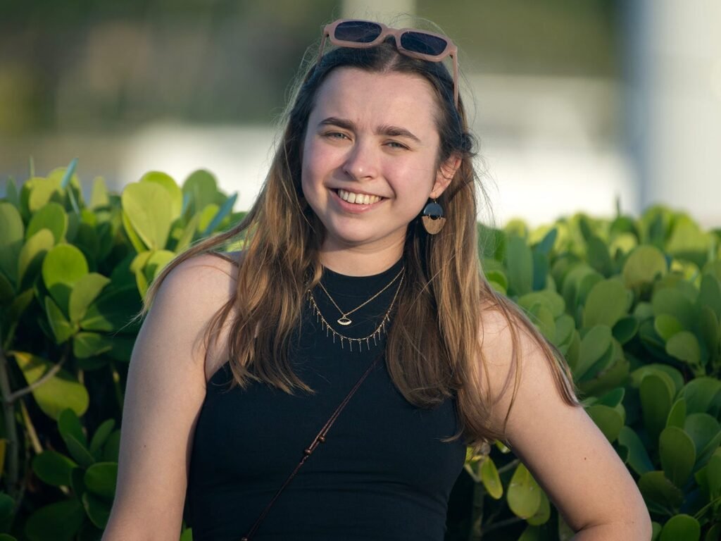 A 25-year-old woman got engaged after landing her dream job. Days later, she was diagnosed with stage 4 colon cancer.