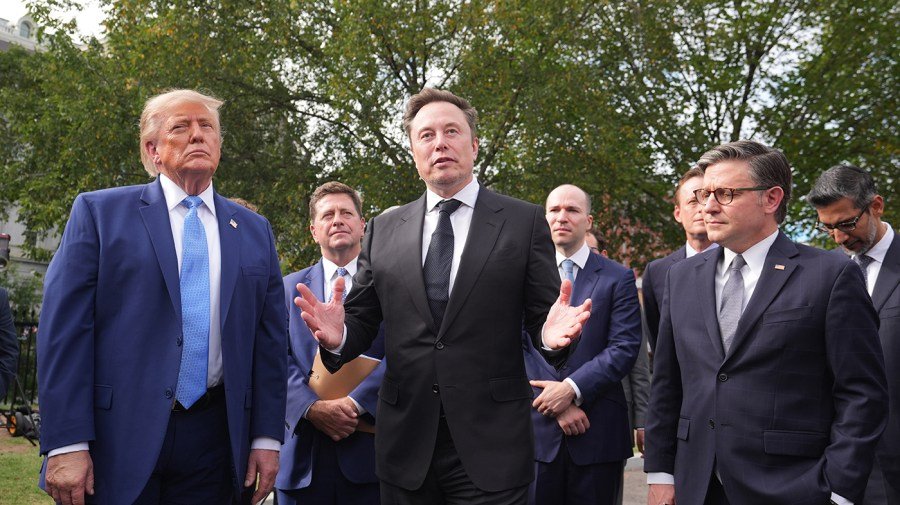 Musk jumps back into Trump's orbit ahead of midterms 