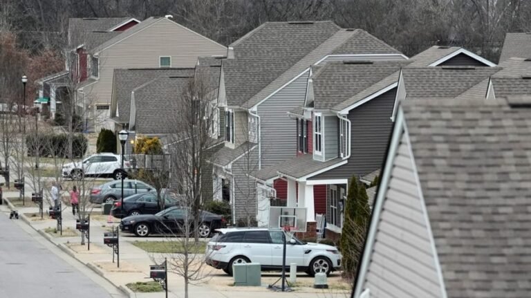 Mortgage rates fall to under 7.25 percent 