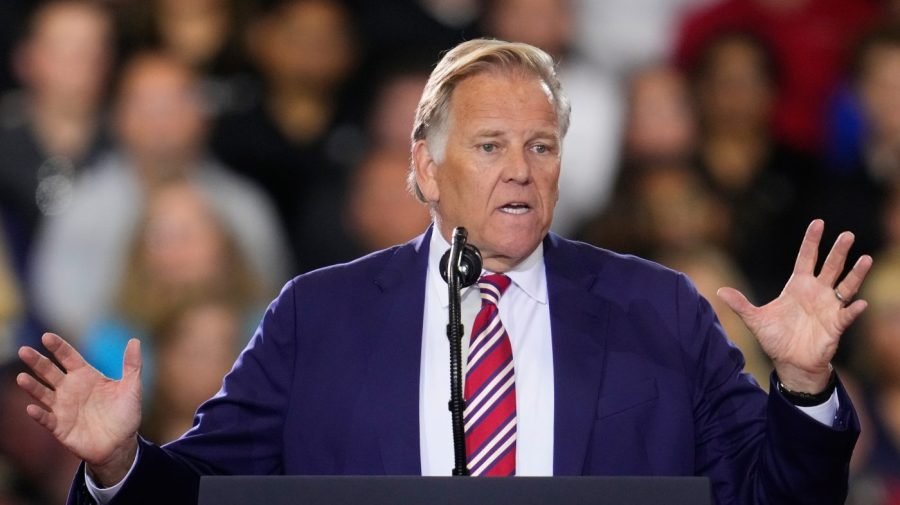 Rogers dodges questions on MAGA label, Trump tariffs