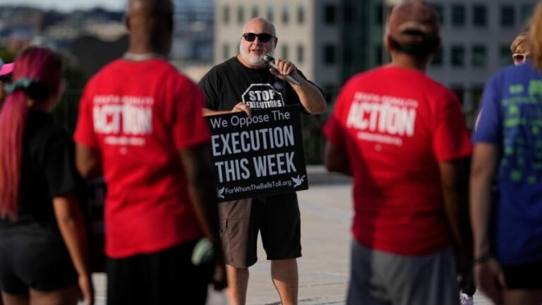 Tennessee inmate Christa Pike still alive after lethal injection dose, lawyers say 