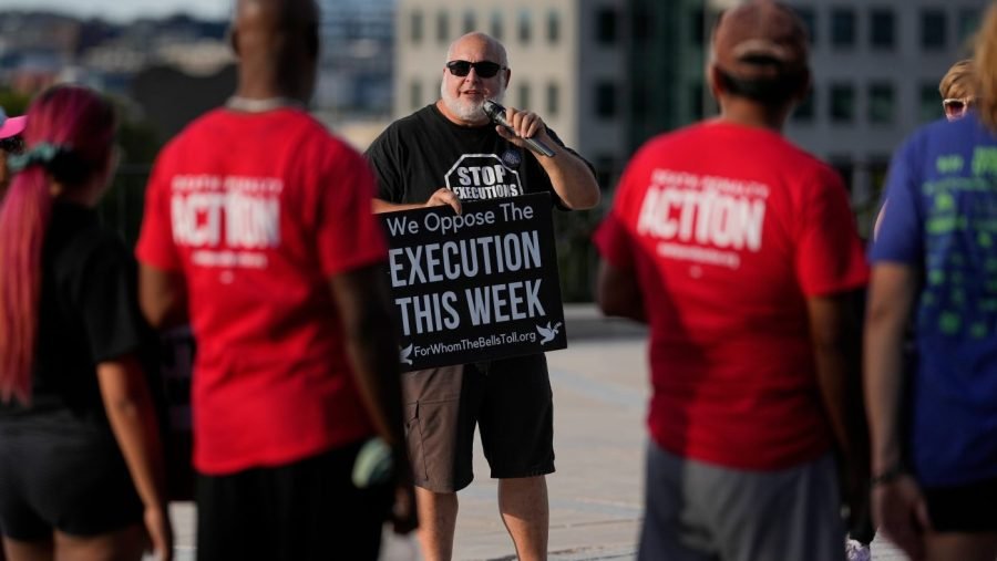 Tennessee inmate Christa Pike still alive after lethal injection dose, lawyers say 