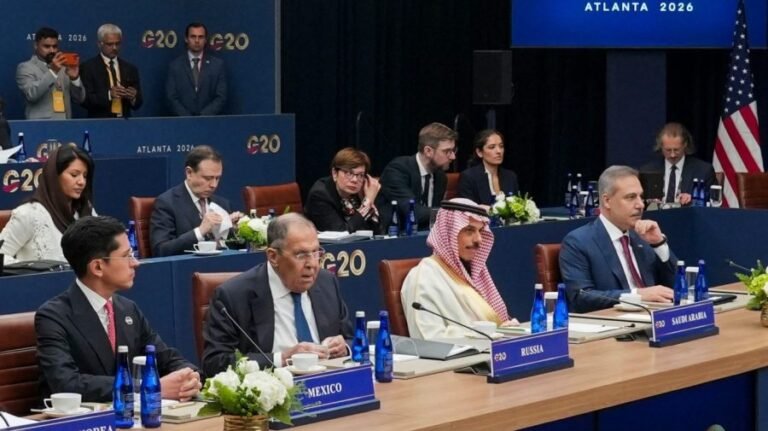 G20 foreign ministers scrap 'family photo' as Lavrov crashes party