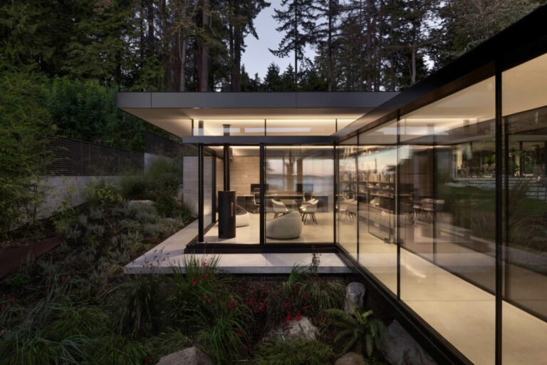 A West Vancouver Home Appears to Float Among the Trees