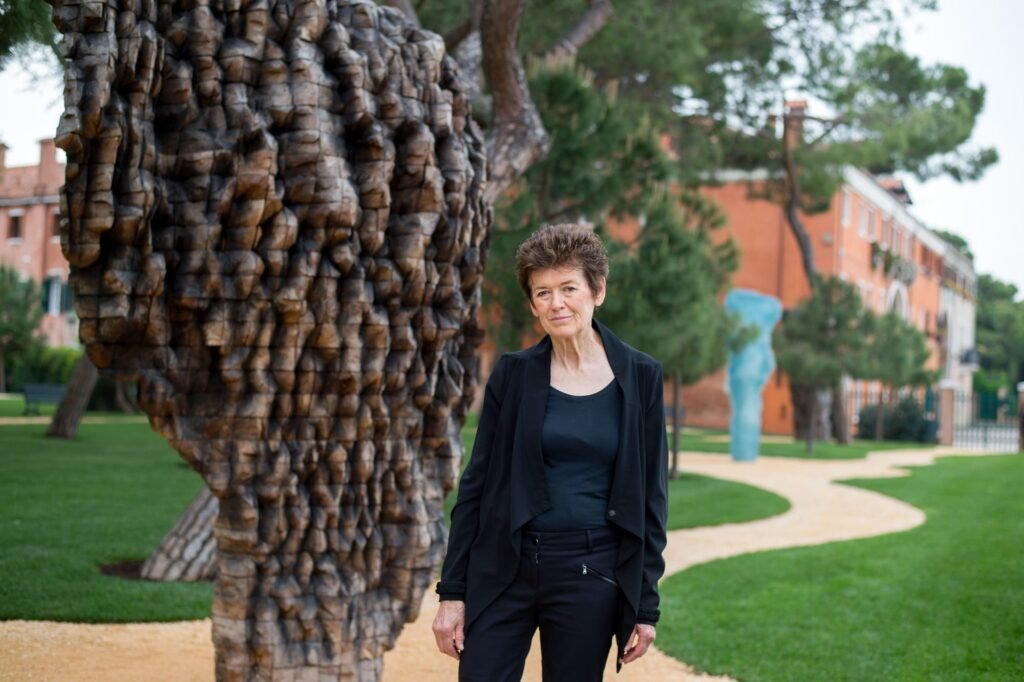 Ursula von Rydingsvard, Who Sculpted Monuments of Cedar, Dies at 84