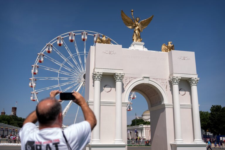 Trump plans to fast-track arch despite legal challenge