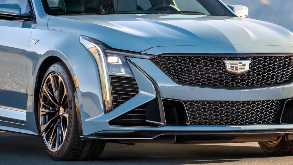 America's Final V8 Manual Sedan Is Proof That 6-Speed Manuals Are Better Than High-Yield Savings Accounts