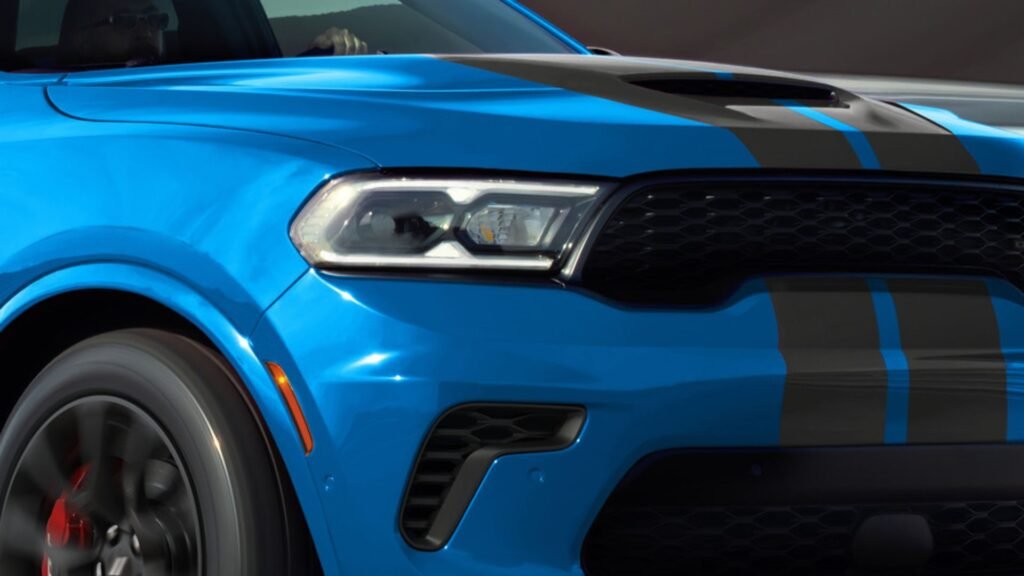 A 15-Year-Old Muscle Box Is Outselling Lexus’ Shiniest New 3-Row SUV