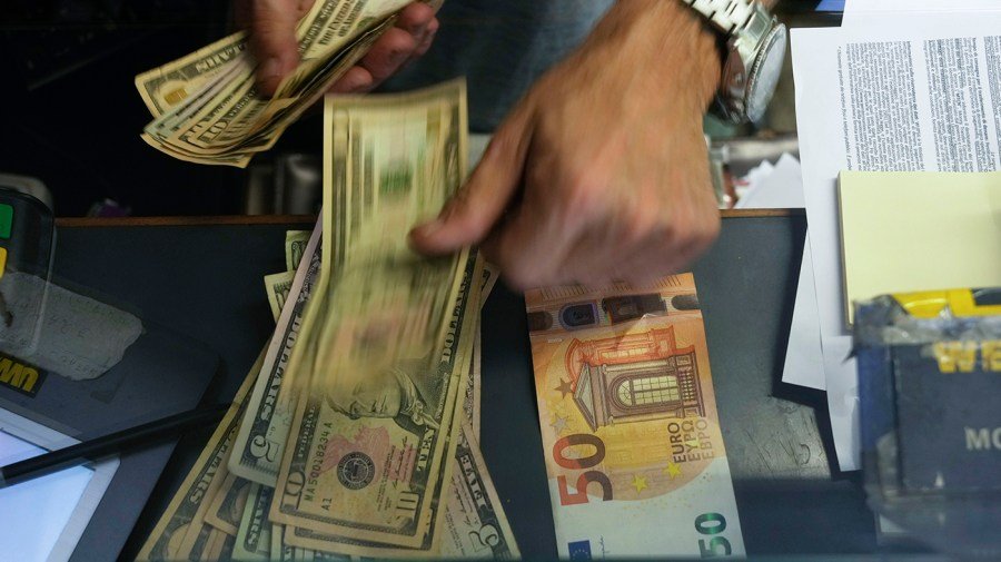Euro slides to 17-month low, boosting dollar’s standing