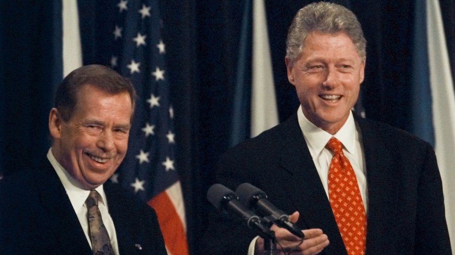 Bill Clinton plays saxophone for musical birthday tribute to Václav Havel