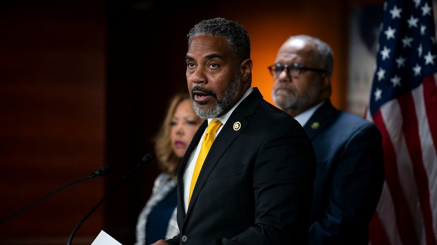 Lawmakers concerned over Google's plan to acquire AI models from Spirit Airlines data