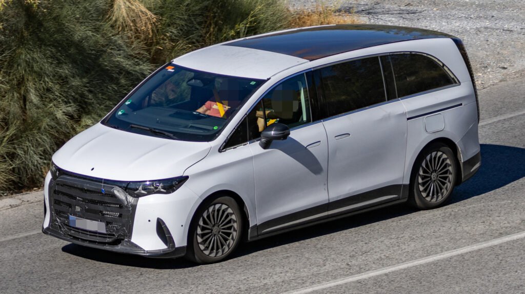 Plug-In-Hybrid Mercedes-Benz VLE Spied Looking Just As Good As The EV