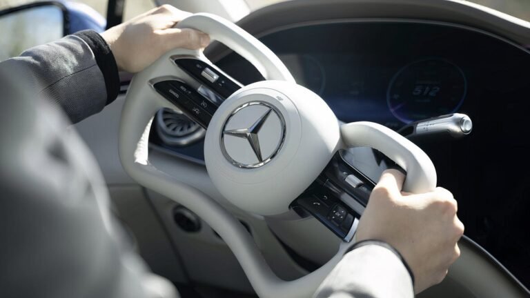 Mercedes Designed An Adjustable Steering Wheel That Expands With Hydraulics