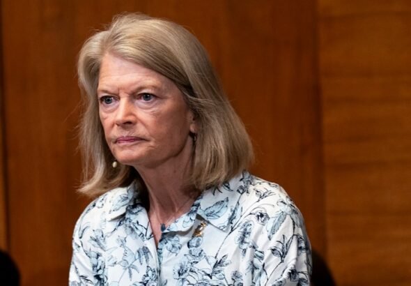 Murkowski backs Alaska Democrat for governor