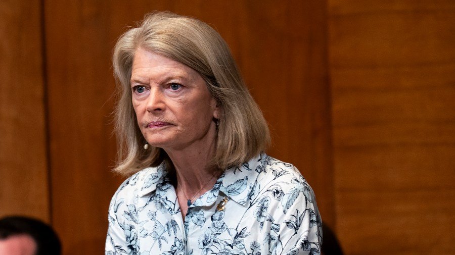 Murkowski backs Alaska Democrat for governor